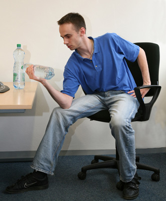 posilování pažních svalů (biceps) zdviháním láhve s vodou - ilustrační obrázek